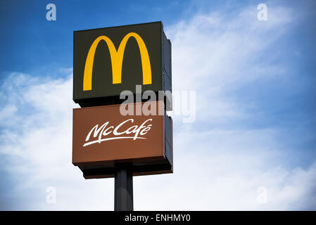 NOVI SAD, Serbien - 5. Mai 2015: McDonalds und McCafe Zeichen auf Post, Fast-Food-Restaurant zu markieren. Illustartive Editorial für McDo Stockfoto