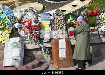 Kiew, Ukraine. 21. April 2015. Eine alte Frau weint am Denkmal für getötete Kämpfer. Majdan im Zentrum von Kiew hat ein Denkmal für die Toten während des Aufstands im Februar 2014 © Hans Van Rhoon/ZUMA Wire/ZUMAPRESS.com/Alamy Live News Stockfoto