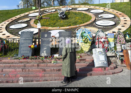 Kiew, Ukraine. 21. April 2015. Majdan im Zentrum von Kiew hat ein Denkmal für die Toten während des Aufstands im Februar 2014 © Hans Van Rhoon/ZUMA Wire/ZUMAPRESS.com/Alamy Live News Stockfoto