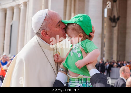 Vatikan-Stadt. 6. Mai 2015. Papst Francis 06. kann 2015 Generalaudienz in St Peter's Square Credit: wirklich Easy Star/Alamy Live News Stockfoto