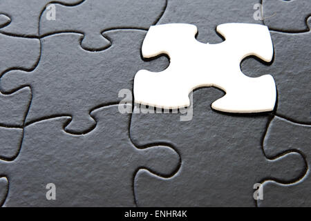 schwarze und weiße Puzzleteile kontrastierenden Stockfoto