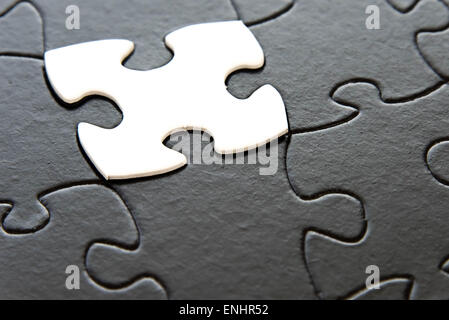 schwarze und weiße Puzzleteile kontrastierenden Stockfoto