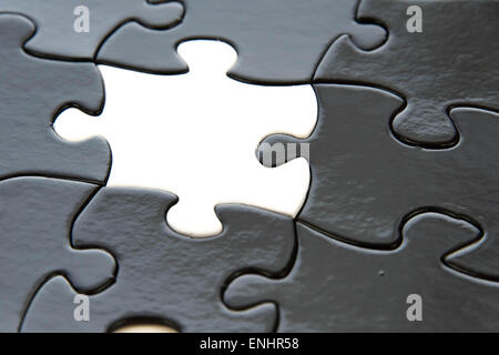 schwarze und weiße Puzzleteile kontrastierenden Stockfoto