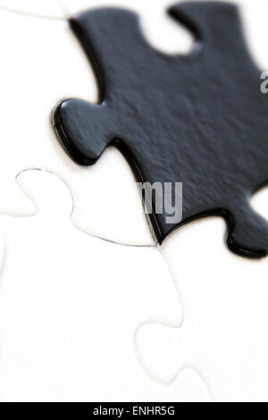 schwarze und weiße Puzzleteile kontrastierenden Stockfoto