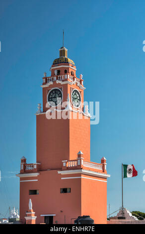 Turm der Palacio Municipal, mexikanische Flagge, Bundesstaat Merida, Yucatan, Mexiko Stockfoto