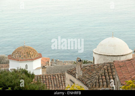 Die Kuppeln der byzantinischen Kirchen in der historischen Burgstadt von Monemvasia, Südgriechenland Stockfoto