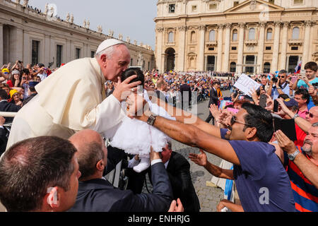 Vatikan-Stadt. 6. Mai 2015. Papst Francis 06. kann 2015 Generalaudienz in St Peter's Square Credit: wirklich Easy Star/Alamy Live News Stockfoto