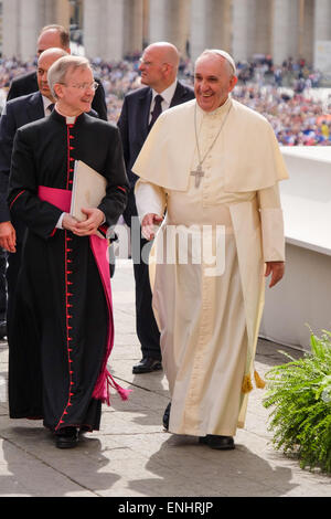 Vatikan-Stadt. 6. Mai 2015. Papst Francis 06. kann 2015 Generalaudienz in St Peter's Square Credit: wirklich Easy Star/Alamy Live News Stockfoto