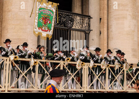 Vatikan-Stadt. 6. Mai 2015. Papst Francis 06. kann 2015 Generalaudienz in St Peter's Square Credit: wirklich Easy Star/Alamy Live News Stockfoto