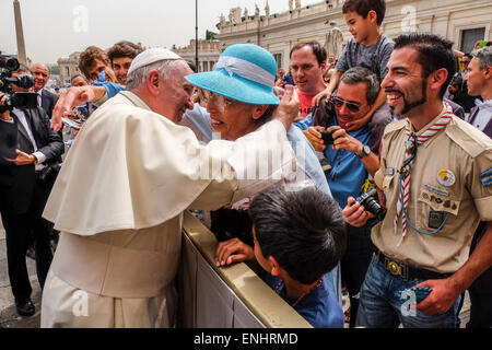 Vatikan-Stadt. 6. Mai 2015. Papst Francis 06. kann 2015 Generalaudienz in St Peter's Square Credit: wirklich Easy Star/Alamy Live News Stockfoto