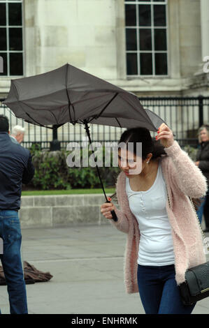 London, UK. 6. Mai 2015. starke Winde in Westminster am Tag vor der Wahl. Bildnachweis: JOHNNY ARMSTEAD/Alamy Live-Nachrichten Stockfoto