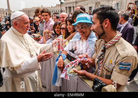 Vatikan-Stadt. 6. Mai 2015. Papst Francis 06. kann 2015 Generalaudienz in St Peter's Square Credit: wirklich Easy Star/Alamy Live News Stockfoto