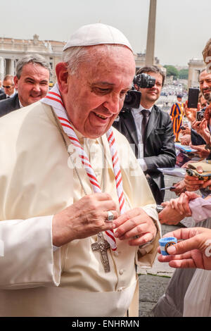 Vatikan-Stadt. 6. Mai 2015. Papst Francis 06. kann 2015 Generalaudienz in St Peter's Square Credit: wirklich Easy Star/Alamy Live News Stockfoto