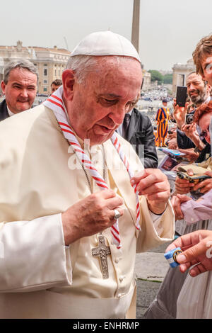 Vatikan-Stadt. 6. Mai 2015. Papst Francis 06. kann 2015 Generalaudienz in St Peter's Square Credit: wirklich Easy Star/Alamy Live News Stockfoto