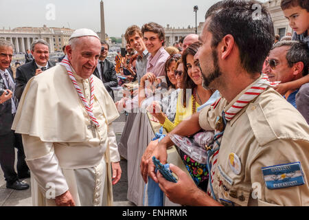 Vatikan-Stadt. 6. Mai 2015. Papst Francis 06. kann 2015 Generalaudienz in St Peter's Square Credit: wirklich Easy Star/Alamy Live News Stockfoto