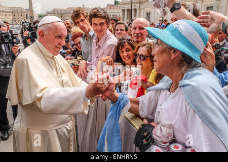 Vatikan-Stadt. 6. Mai 2015. Papst Francis 06. kann 2015 Generalaudienz in St Peter's Square Credit: wirklich Easy Star/Alamy Live News Stockfoto