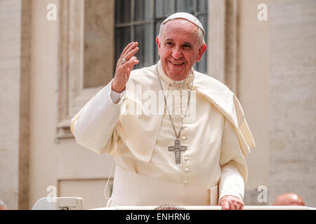 Vatikan-Stadt. 6. Mai 2015. Papst Francis 06. kann 2015 Generalaudienz in St Peter's Square Credit: wirklich Easy Star/Alamy Live News Stockfoto