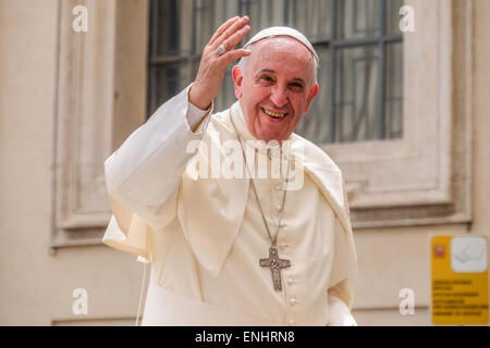 Vatikan-Stadt. 6. Mai 2015. Papst Francis 06. kann 2015 Generalaudienz in St Peter's Square Credit: wirklich Easy Star/Alamy Live News Stockfoto