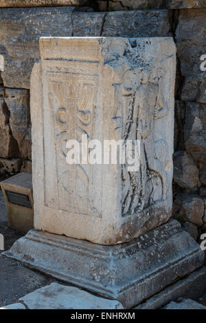 Relief zeigt eine Schlange und Personal, ein uraltes Symbol der Ärzteschaft in Ephesus, Türkei. Stockfoto