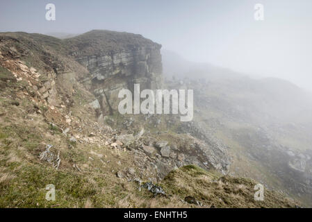 Reste von einem stillgelegten Steinbruch am Cracken Rand in der Nähe von Chinley in Derbyshire. Ein nebliger Frühlingsmorgen. Stockfoto