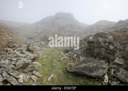 Reste von einem stillgelegten Steinbruch am Cracken Rand in der Nähe von Chinley in Derbyshire. Ein nebliger Frühlingsmorgen. Stockfoto