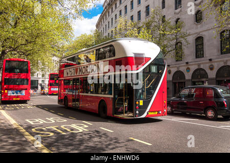 Busse am Aldwych in London Vereinigtes Königreich einschließlich neue Routemaster Hybrid Bus Center Stockfoto