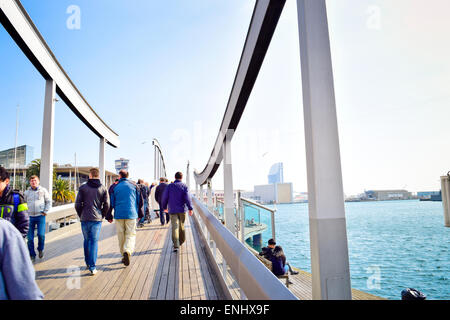 Menschen über die Brücke zum Maremagnum Bereich. Rambla del Mar, Port Vell Barcelona, Katalonien, Spanien. Stockfoto