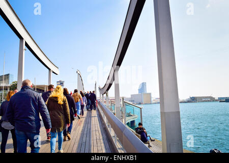 Menschen über die Brücke zum Maremagnum Bereich. Rambla del Mar, Port Vell Barcelona, Katalonien, Spanien. Stockfoto