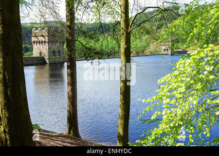 Blick über am Derwent Reservoir-Staudamm in den Peak District Derbyshire Stockfoto