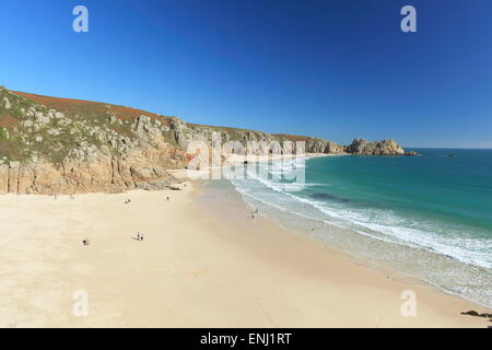 Mit Blick auf den Strand von Porthcurno in der Nähe von Lands End in Cornwall, England. Porthcurno ist bekannt als die Heimat des Minnack Theatre. Stockfoto