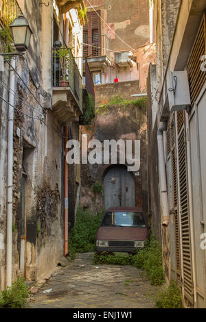 Italien, Sizilien: Die alten Straßen von Acireale mit einem einsamen Auto. Stockfoto