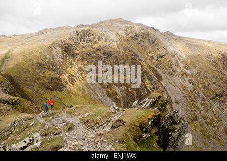 Wanderer auf minffordd Pfad zu Penygadair (Penygader) Gipfel des Cadair Idris (Cader Idris) Gebirge im Süden des Snowdonia National Park. Wales UK Stockfoto