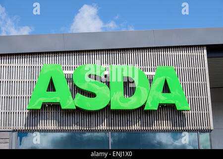 Grün Asda Supermarkt speichern Namensschild auf Seite des Shops Gebäude in Bangor, Gwynedd, Wales, UK, Großbritannien Stockfoto