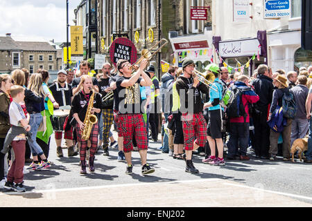 New York Brass Band nach der Tour de France durchführen. Skipton, Vereinigtes Königreich. Stockfoto