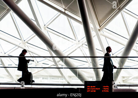 Kings Cross Bahnhof ist ein großen Londoner Kopfbahnhof. Passagiere auf Gehweg Stockfoto