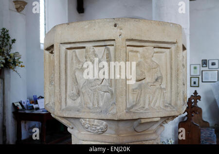 Ein Blick auf die Schriftart in der Pfarrei Allerheiligen-Kirche in Morston, Norfolk, England, Vereinigtes Königreich. Stockfoto