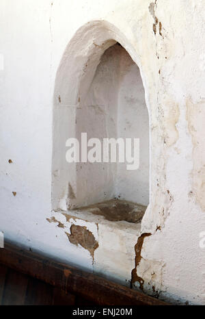Eine Piscina in der Pfarrei Allerheiligen-Kirche in Morston, Norfolk, England, Vereinigtes Königreich. Stockfoto