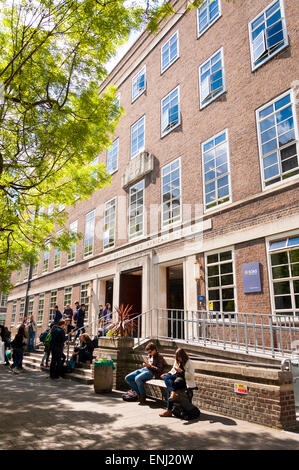 Studenten auf dem Campus an der SOAS, University of London, formal bekannt als der School of Oriental and African Studies Stockfoto