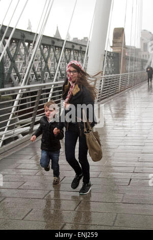 London, UK. 6. Mai 2015. UK-Wetter: Menschen sind gefangen in orkanartigen Winden und Regen in London. Bildnachweis: Amer Ghazzal/Alamy Live-Nachrichten Stockfoto