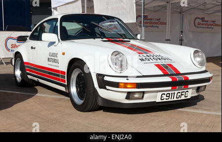 Ein 1970 klassische Porsche 911 Rennwagen, auf dem Display im internationalen Fahrerlager bei der Silverstone Classic Media Tag. Stockfoto