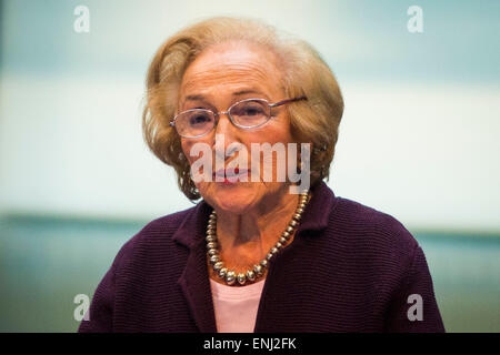 Vereinigtes Königreich, London: Holocaust-Überlebender Freda Wineman spricht im Rathaus heute für die jährliche Holocaust Memorial Day Zeremonie zum Gedenken an die Opfer des Holocaust und anderen Völkermord. Der Bürgermeister von London Boris Johnson, Chief Rabbi Ephraim Mirvis, Sir Bernard Hogan-Howe und Mitglieder der London Assembly waren anwesend. Stockfoto