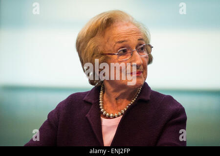 Vereinigtes Königreich, London: Holocaust-Überlebender Freda Wineman spricht im Rathaus heute für die jährliche Holocaust Memorial Day Zeremonie zum Gedenken an die Opfer des Holocaust und anderen Völkermord. Der Bürgermeister von London Boris Johnson, Chief Rabbi Ephraim Mirvis, Sir Bernard Hogan-Howe und Mitglieder der London Assembly waren anwesend. Stockfoto