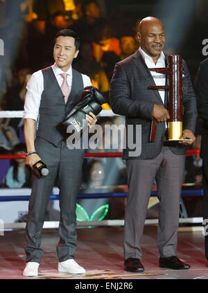 Shanghai, China. 6. Mai 2015. Der ehemalige Schwergewichts-Weltmeister Mike Tyson (R) und Schauspieler Donnie Yen besuchen eine Pressekonferenz der Film "Ip Man 3" in Shanghai, Ost-China, 6. Mai 2015. Mike Tyson wird voraussichtlich eine Rolle in dem Film spielen. © Ding Ting/Xinhua/Alamy Live-Nachrichten Stockfoto