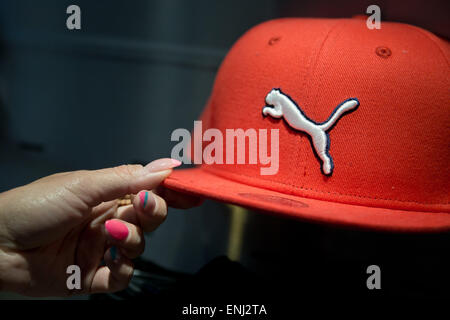 Herzogenaurach, Deutschland. 6. Mai 2015. Das Logo der Sportartikelhersteller Puma ist während einer Generalversammlung in Herzogenaurach, Deutschland, 6. Mai 2015 auf einem Hut sehen. Foto: DANIEL KARMANN/Dpa/Alamy Live News Stockfoto