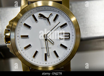 Herzogenaurach, Deutschland. 6. Mai 2015. Das Logo der Sportartikelhersteller Puma ist während einer Generalversammlung in Herzogenaurach, Deutschland, 6. Mai 2015 auf eine Uhr sehen. Foto: DANIEL KARMANN/Dpa/Alamy Live News Stockfoto