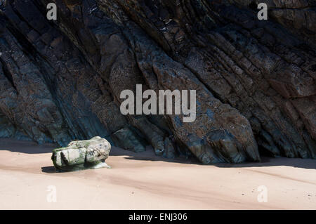 Abstraktes Bild von Sonnenlicht und Schatten am Strand von Marloes Sands in Pembrokeshire, Wales. Stockfoto