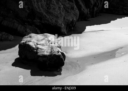 Abstraktes Bild von Sonnenlicht und Schatten am Strand von Marloes Sands in Pembrokeshire, Wales. Stockfoto