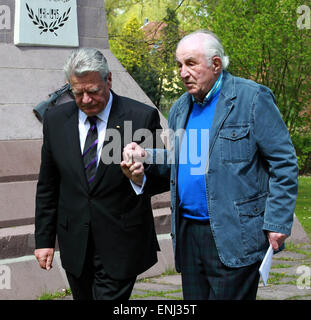 (150506)--SCHLOSS HOLTE-STUKENBROCK, 6. Mai 2015 (Xinhua)--Präsident von Deutschland Joachim Gauck (L) Wanderungen mit Lev Frankfurt, ein Überlebender der Prisoner of War Camp, während einer Zeremonie auf den 70. Jahrestag des Endes des zweiten Weltkriegs auf dem Gedenkfriedhof der Kriegsgefangenenlager für Sowjets in Schloss Holte-Stukenbrock, Deutschland, am 6. Mai 2015 zu begehen. (Xinhua/Luo Huanhuan) Stockfoto