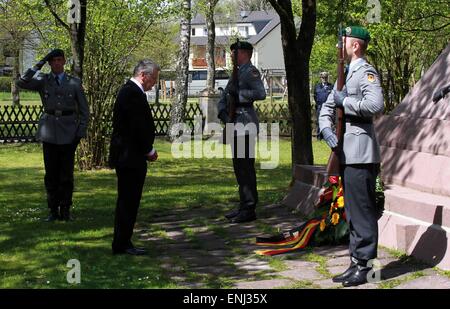 (150506)--SCHLOSS HOLTE-STUKENBROCK, 6. Mai 2015 (Xinhua)--Präsident von Deutschland Joachim Gauck (2 L) legt einen Kranz nieder, während einer Zeremonie auf den 70. Jahrestag des Endes des zweiten Weltkriegs auf dem Gedenkfriedhof der Kriegsgefangenenlager für Sowjets in Schloss Holte-Stukenbrock, Deutschland, am 6. Mai 2015 zu begehen. (Xinhua/Luo Huanhuan) Stockfoto