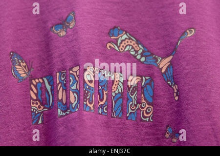 Das Logo der Sportartikelhersteller Puma ist während einer Generalversammlung in Herzogenaurach, Deutschland, 6. Mai 2015 auf ein T-shirt sehen. Foto: DANIEL KARMANN/dpa Stockfoto